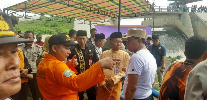 Warga Hanyut di Bendungan Pangean Belum Ditemukan, Plt Bupati Kuansing Ikut Memantau Pencarian Korban