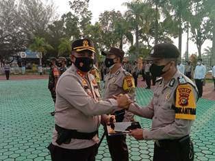 Kapolres Siak Berikan Reward kepada Bhabinkamtibmas & Babinsa Berprestasi