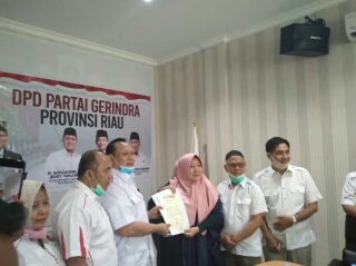 Paslon Siti Aisyah-Agus Rianto Terima SK Dukungan Gerindra untuk Pilkada Inhu 