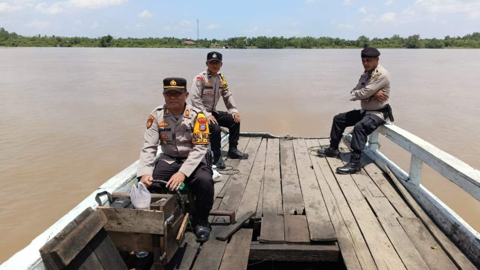 Lewat Sungai Lintasan Buaya, Polsek Tempuling Bawa Pesan Pilkada Damai ke Desa Harapan Jaya