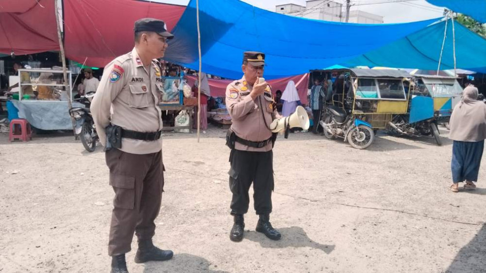 Sambangi Pasar Minggu Banjar, Binmas Polres Rohil Himbau Warga Tidak Terprovokasi Berita Hoax Pilkada