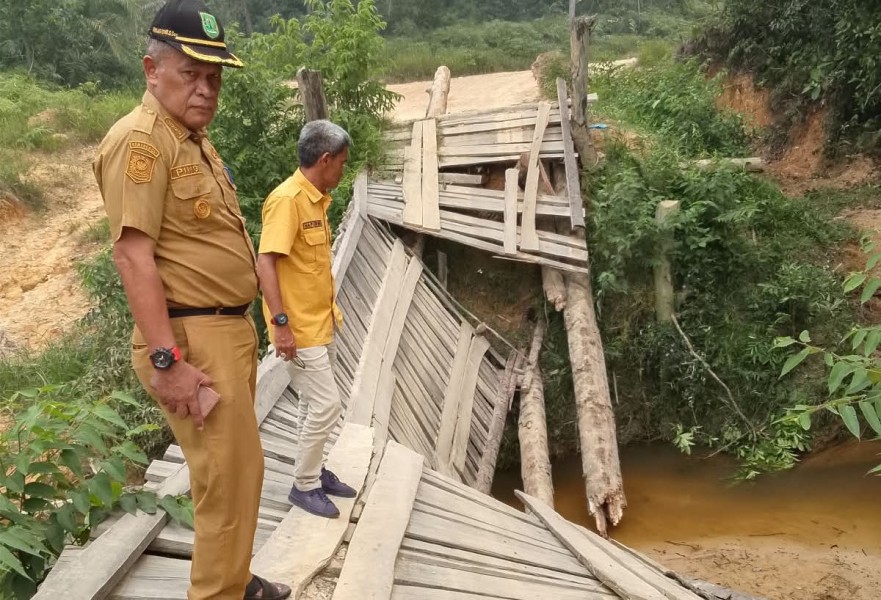 Lapuk Dimakan Usia, Jembatan Kayu Penghubung Desa di Batang Peranap Inhu Roboh