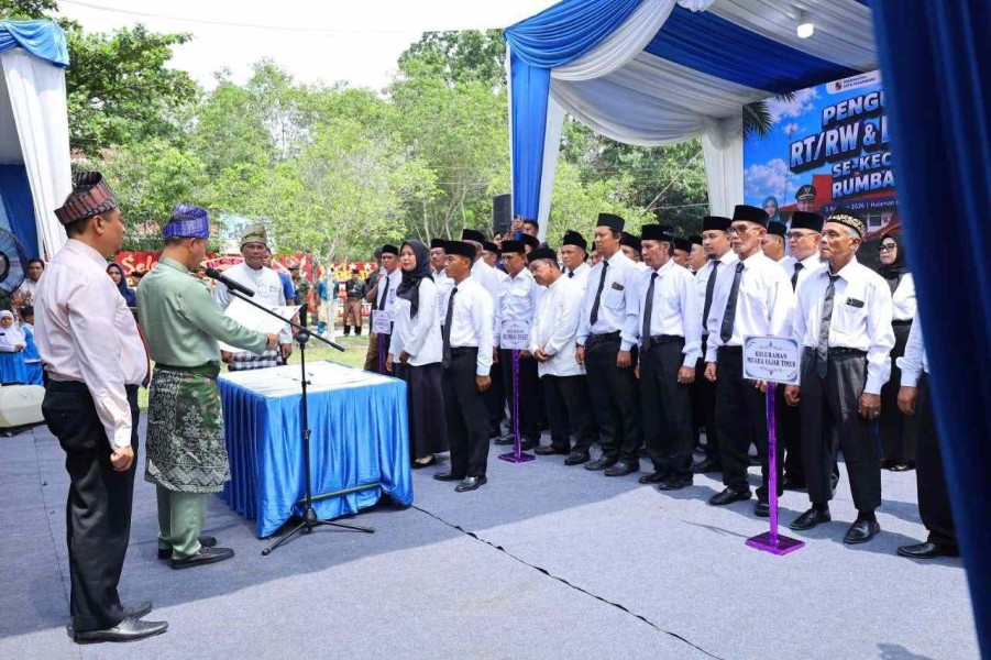 Minta Langsung Kerja, Wako Agung Kukuhkan 36 Ketua RT/RW dan Dasawisma Rumbai Barat