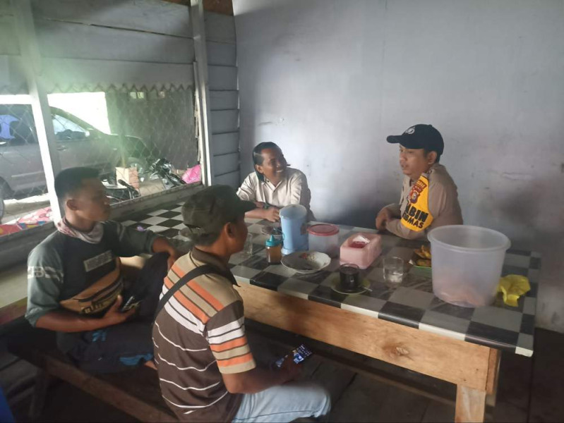 Bhabinkamtibmas Polsek Tembilahan Hulu Sambangi Pemuda Ciptakan Situasi Kondusif Pilkada 2024