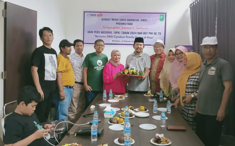 Syukuran Peringatan HPN 2024, SMSI Riau Gelar Doa Bersama dan Potong Tumpeng