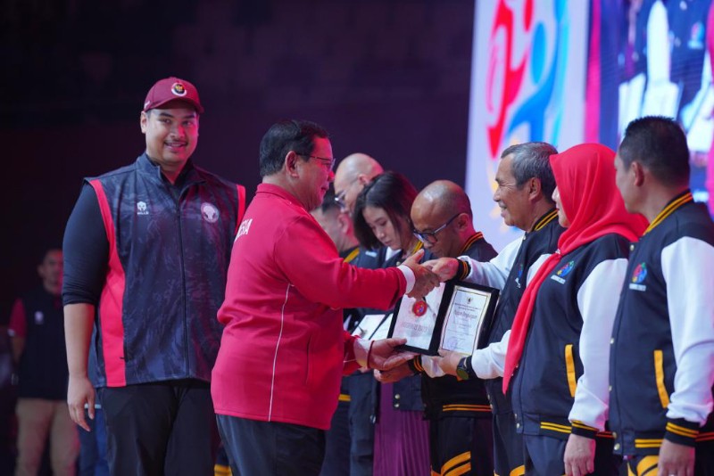 Diserahkan Menhan Prabowo, Gubri Syamsuar Terima Penghargaan Olahraga