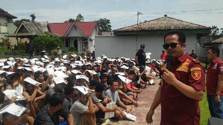 Kalapas Rengat Bagikan Ratusan Baju Koko, Warga Binaan Kegirangan