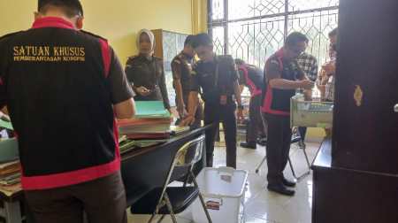 Penyidik Kejari Geledah Kantor Distan Siak Riau, Sejumlah Pegawai Mengaku Kaget