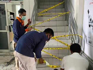 Tim Labfor Polda Riau Periksa Gedung Plasa Telkom yang Terbakar