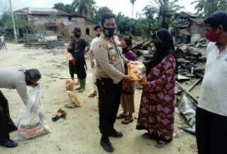 Kapolres Inhu Berikan Bantuan Sembako Kepada Korban Kebakaran Di Batang Cenaku 