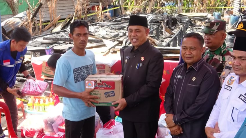 Salurkan Bantuan Kebakaran di Belantaraya, Bupati Inhil Imbau Tingkatkan Kewaspadaan Musim Kemarau