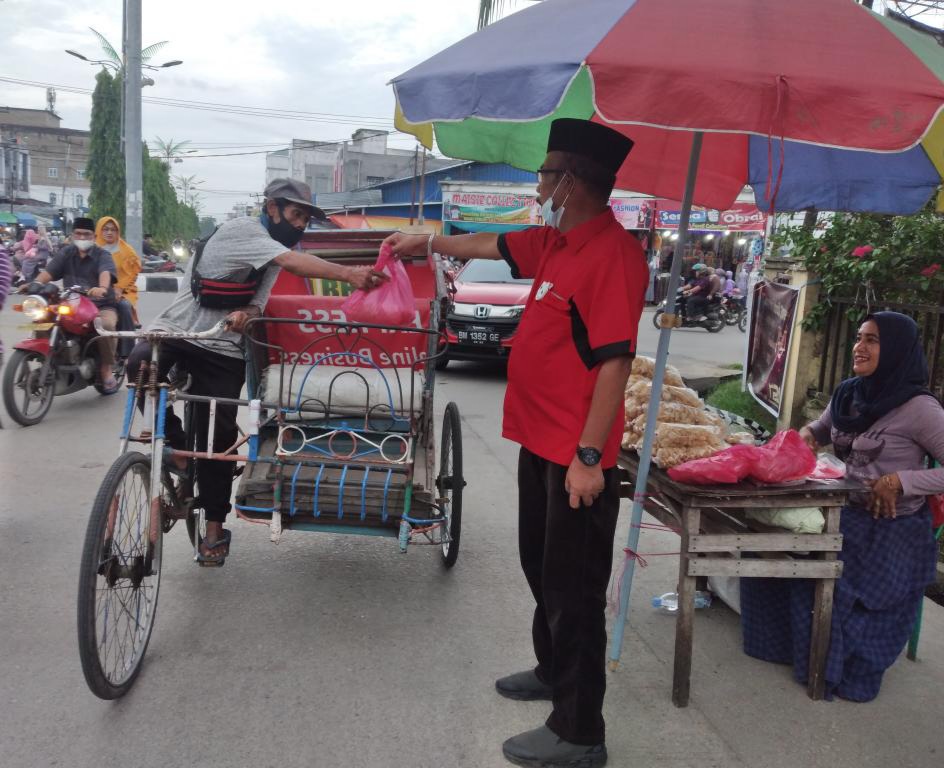 Bantu Penjual Kerupuk, Pembina YVB Beli Dagangannya dan Dibagikan ke Penarik Becak