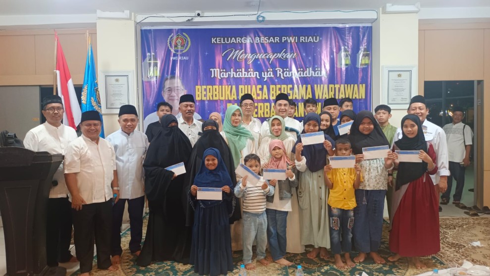 Beri Santunan Anak Yatim dan Janda Wartawan, PWI Riau Juga Serahkan 320 Bingkisan untuk Anggota