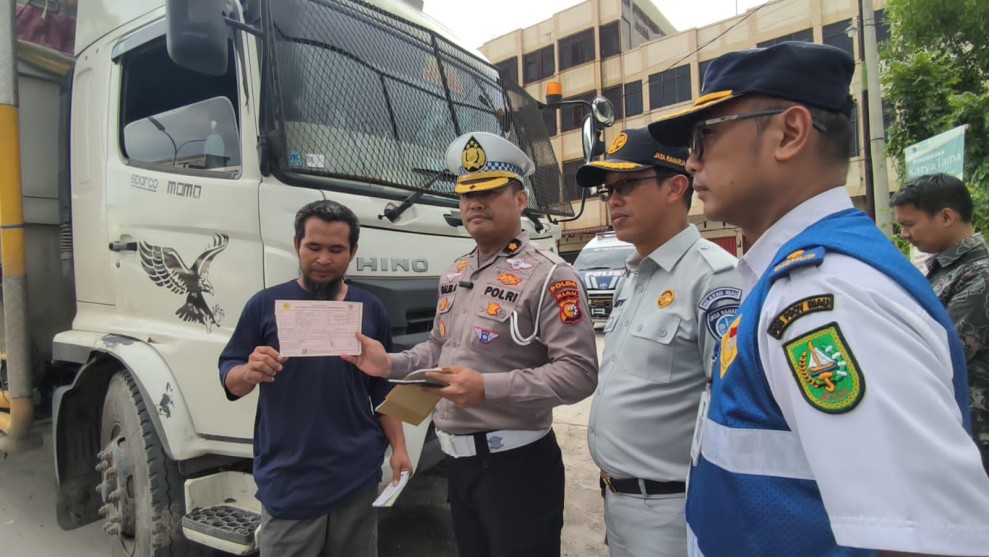 Ditlantas Polda Riau Tertibkan Angkutan Barang Tindaklanjuti SKB Tiga Menteri