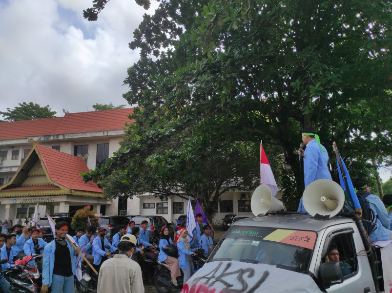 BREAKING NEWS! Mahasiswa Unri Geruduk Rektorat, Tolak Kenaikan UKT