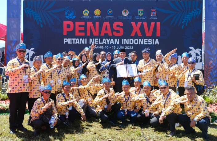 Bupati Siak Terima Penghargaan Satyalancana Wira Karya Pembangunan Bidang Pertanian dari Jokowi