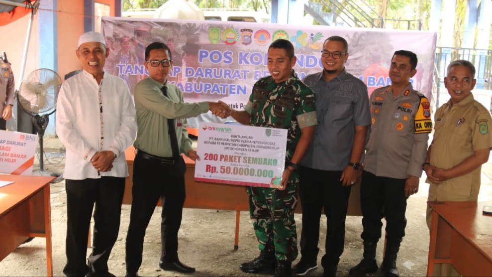 BRK Syariah Tembilahan Salurkan 200 Paket Sembako untuk Korban Banjir
