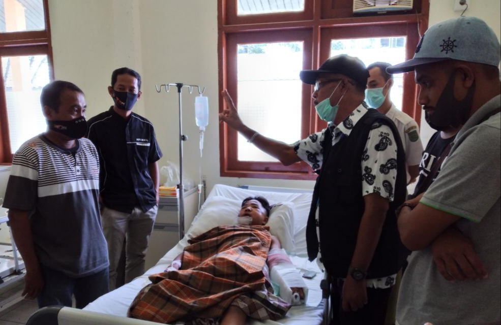 Kunjungi Siswa SMK yang Dirawat di RSUD PH, Marlis Syarif akan Tanggung Biaya Pengobatannya