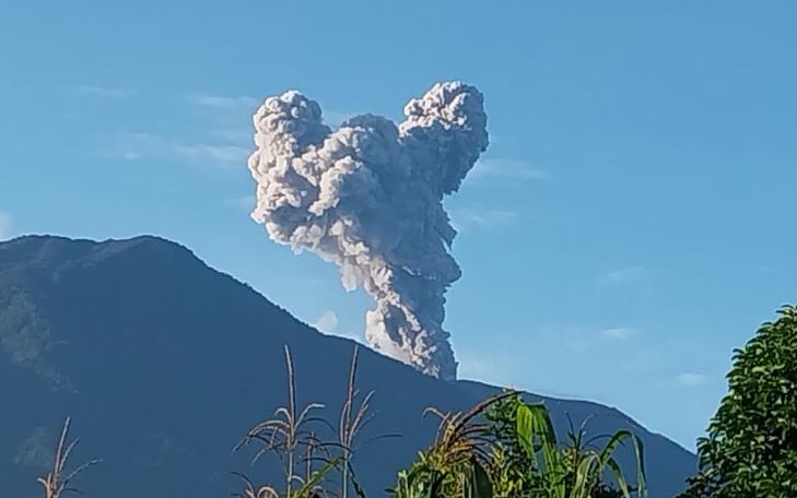 Gunung Marapi Sumbar Erupsi Ahad Pagi, Sempat Keluarkan Dentuman Keras