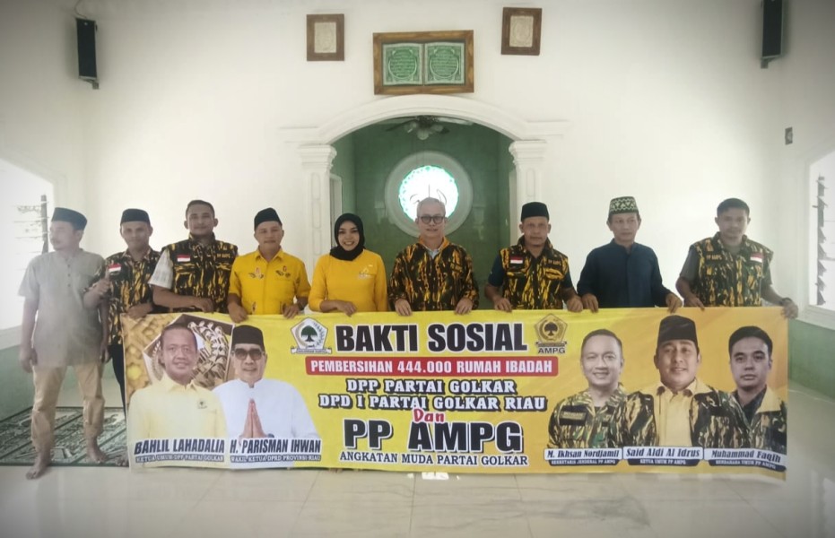 Dukung Program Pusat, AMPG Riau Gelar Bakti Sosial Bersih-bersih Rumah Ibadah