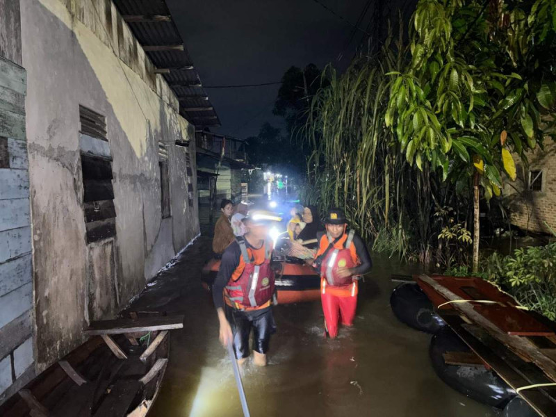 Hingga Malam Hari, Tim SAR Berhasil Evakuasi 37 Warga Terdampak Banjir di Pekanbaru