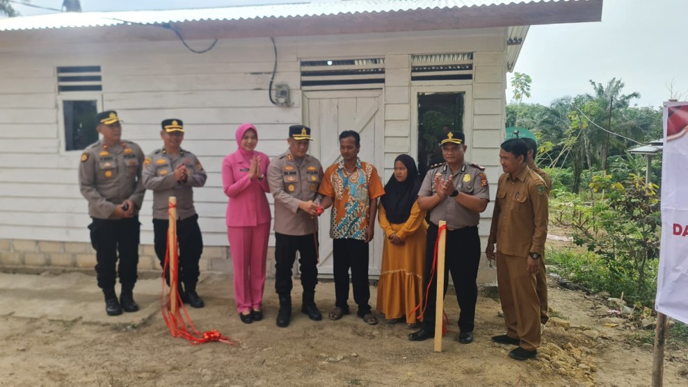 Rangkaian  HUT ke- 80 Bhayangkara, Kapolres Rohil Resmikan Bedah Rumah dan Salurkan Bantuan Sosial