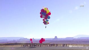 Pesulap David Blaine Terbang dengan Mengikatkan Diri ke Balon Nikmati Gurun Arizona