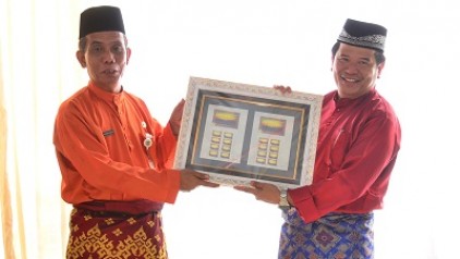  Perangko Bergambar Pantai Selat Baru Diluncurkan