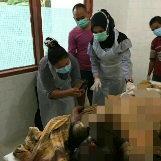 Seorang Anak Ditemukan Lemas Disamping Ibu yang Terbujur Kaku di Rumah Kos