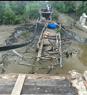 Jembatan Tanah Merah Inhil Ambruk ke Sungai, Polisi Pasang Police Line