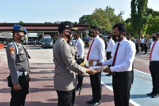 Berhasil Ungkap Kasus Narkoba, Belasan Personel Polres Inhu Terima Reward 