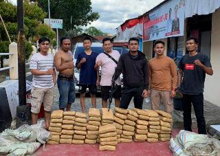 Sempat Kejar-kejaran dengan Pelaku, Polres Solok Amankan Ganja 1 Karung