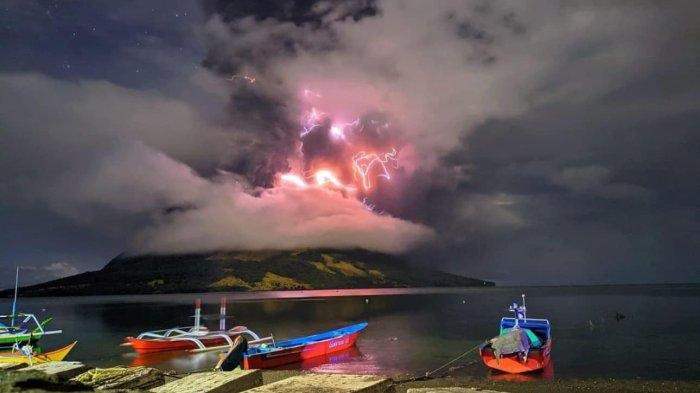 Gunung Ruang Meletus, Warga Diminta Menjauh 6 Km Hingga Waspadai Tsunami