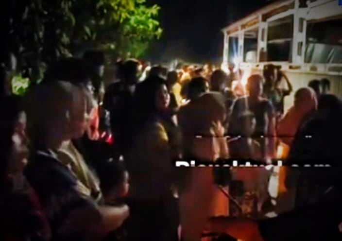 Waduh! Diduga Hamili Selingkuhan, Rumah Kades Pulau Permai Kampar Didatangi Warga