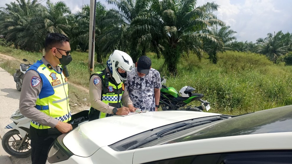 Nekat Serobot Jalan, 10 Pengendara Nakal di Jalintim Pelalawan Kena Tilang