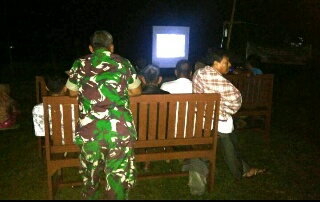 Koramil 02 KT/ Kodim 0302 Inhu Nonton Bareng Film G30S/PKI Bersama Masyarakat Koto Sentajo