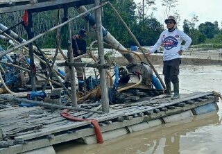 Pemilik Dompeng Lari Berhamburan, Polsek Cerenti Musnahkan 15 Rakit PETI