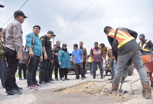 Tinjau Pembangunan Jalan Lingkar Barat, Masyarakat Doakan Kasmarni Bupati Dua Periode