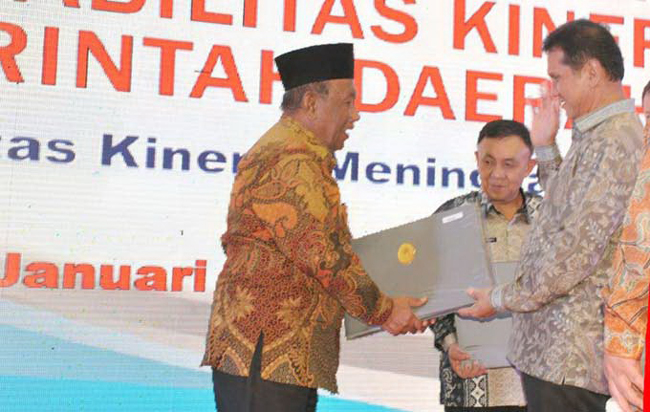 Diserahkan Menpan-RB, Pemprov Riau Raih Predikat B Penyusunan SAKIP