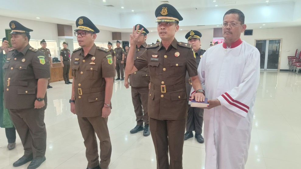 Lantik Dua Pejabat Baru, Ini Pesan dan Arahan Kajari Pekanbaru