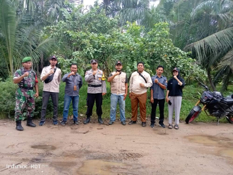 Pastikan Kesiapan Pilkada Berjalan Baik, Bhabinkamtibmas Polsek Tembilahan Hulu Dampingi Petugas PPS