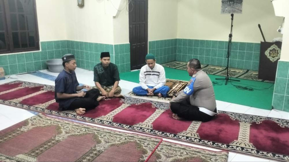 Personil Polsek Tempuling Gelar Salat Subuh Bersama Masyarakat untuk Pererat Persatuan dan Kerukunan Antar Agama
