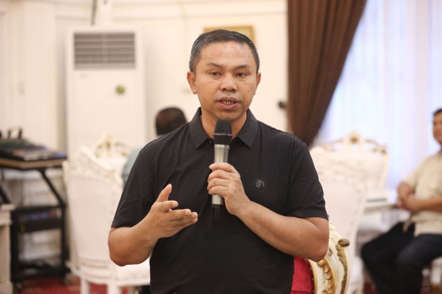 Kabar dari Gubri Wahid! Tahun Ini Sejumlah Ruas Jalan Akan Mulus, Siswa Siswi Terima Seragam Gratis