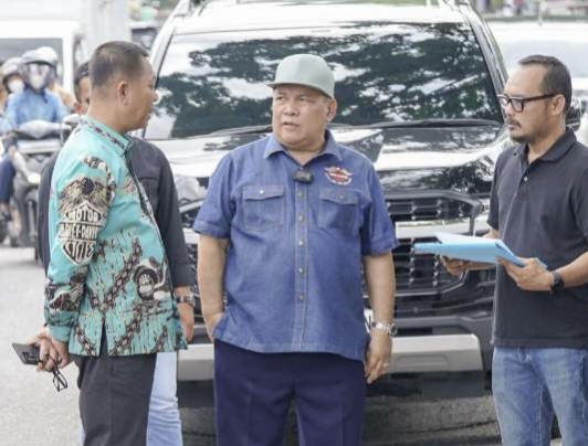 Pj Gubri Tinjau Jalan Rusak di Pekanbaru