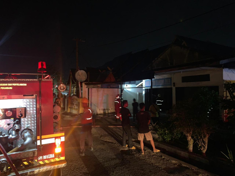 Kios Nasi Goreng di Jalan Ronggowarsito Pekanbaru Hangus Terbakar