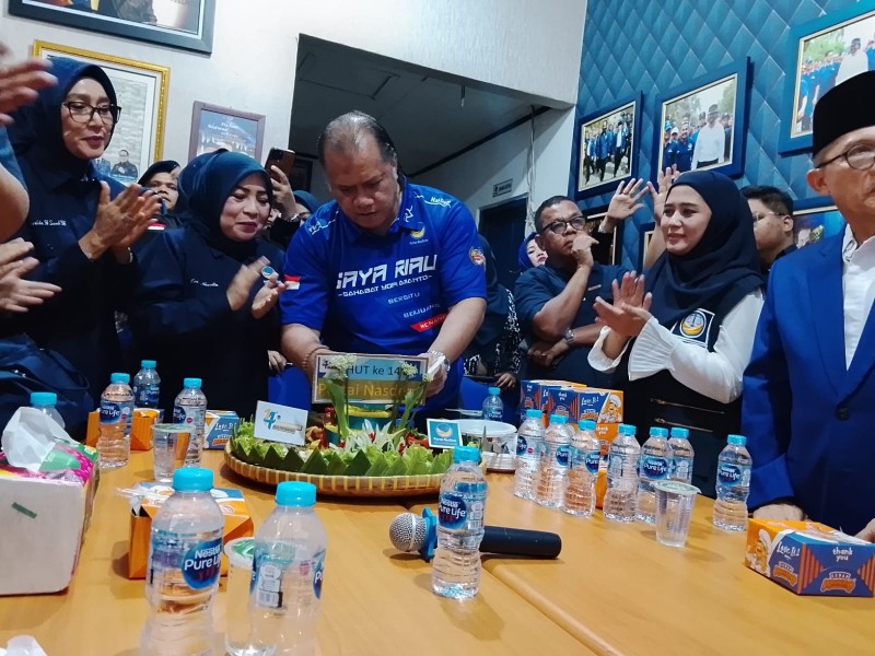 Potong Tumpeng HUT ke-14, NasDem Riau: Semua Bergerak untuk Rakyat