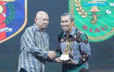 Dinilai Peduli UMKM dan Sumberdaya Lokal, Gubri Syamsuar Terima Penghargaan dari Kompas TV