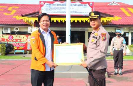 Program Bedah Rumah Presisi Polres Inhu Peroleh Penghargaan dari BEM ITB  