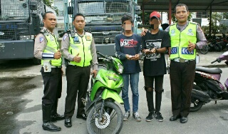 Hebat, Dua Polantas Pekanbaru ini Mampu Amankan Dua Pemuda Terduga Narkoba 