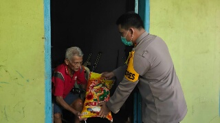 Tangis Haru Warga Disabilitas Penerima Bantuan Sambut Kedatangan Kapolres Inhu